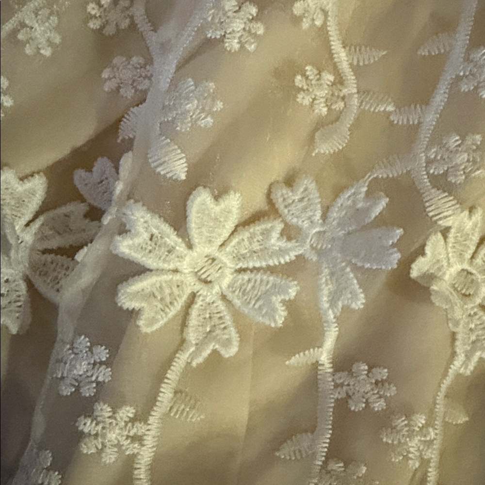 Elegant Floral Lace Gown - Picture 2 of 6